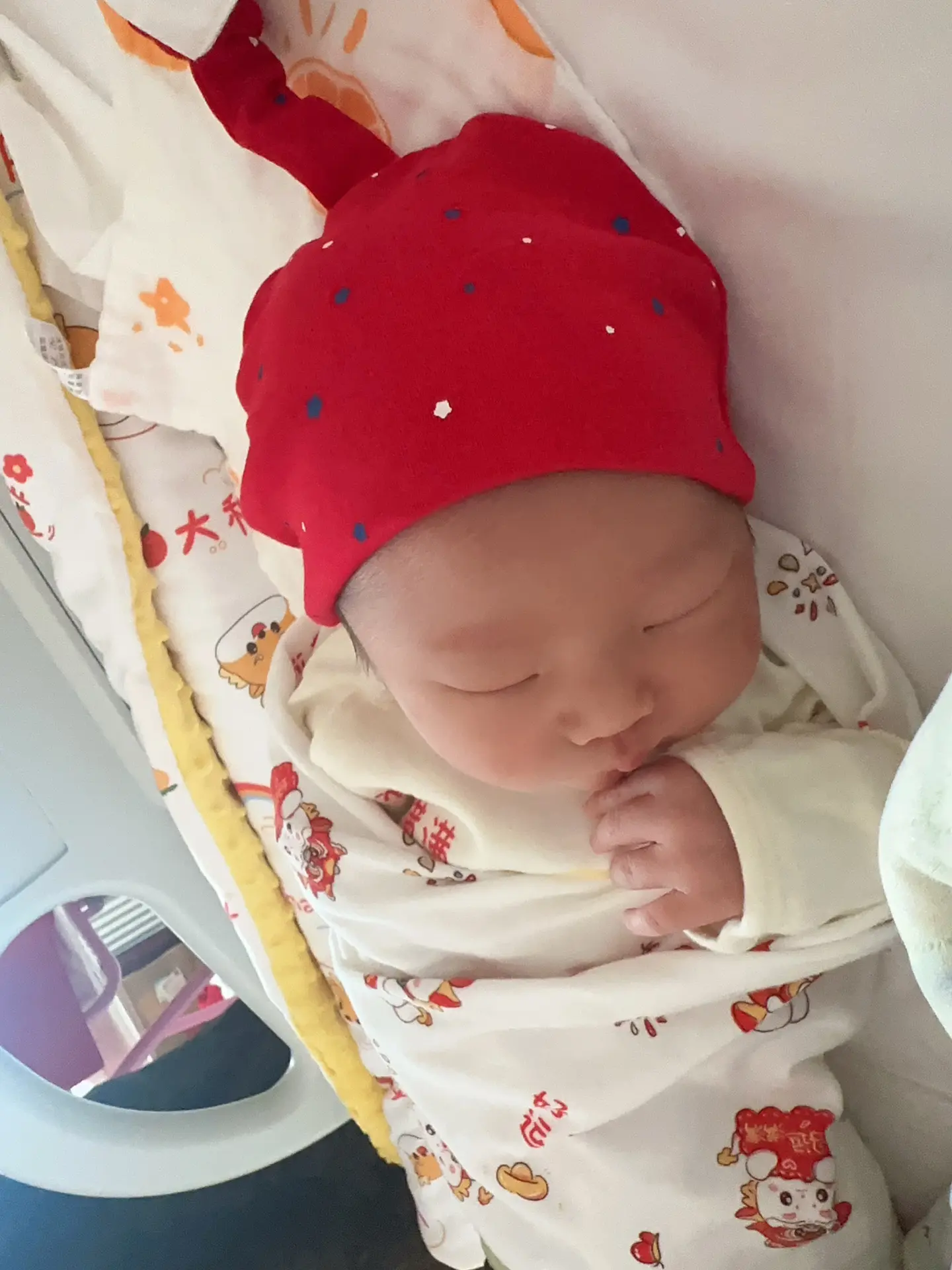终于卸货了，11.27早上10：16分，7.4斤的大胖小子，从此妈妈又...