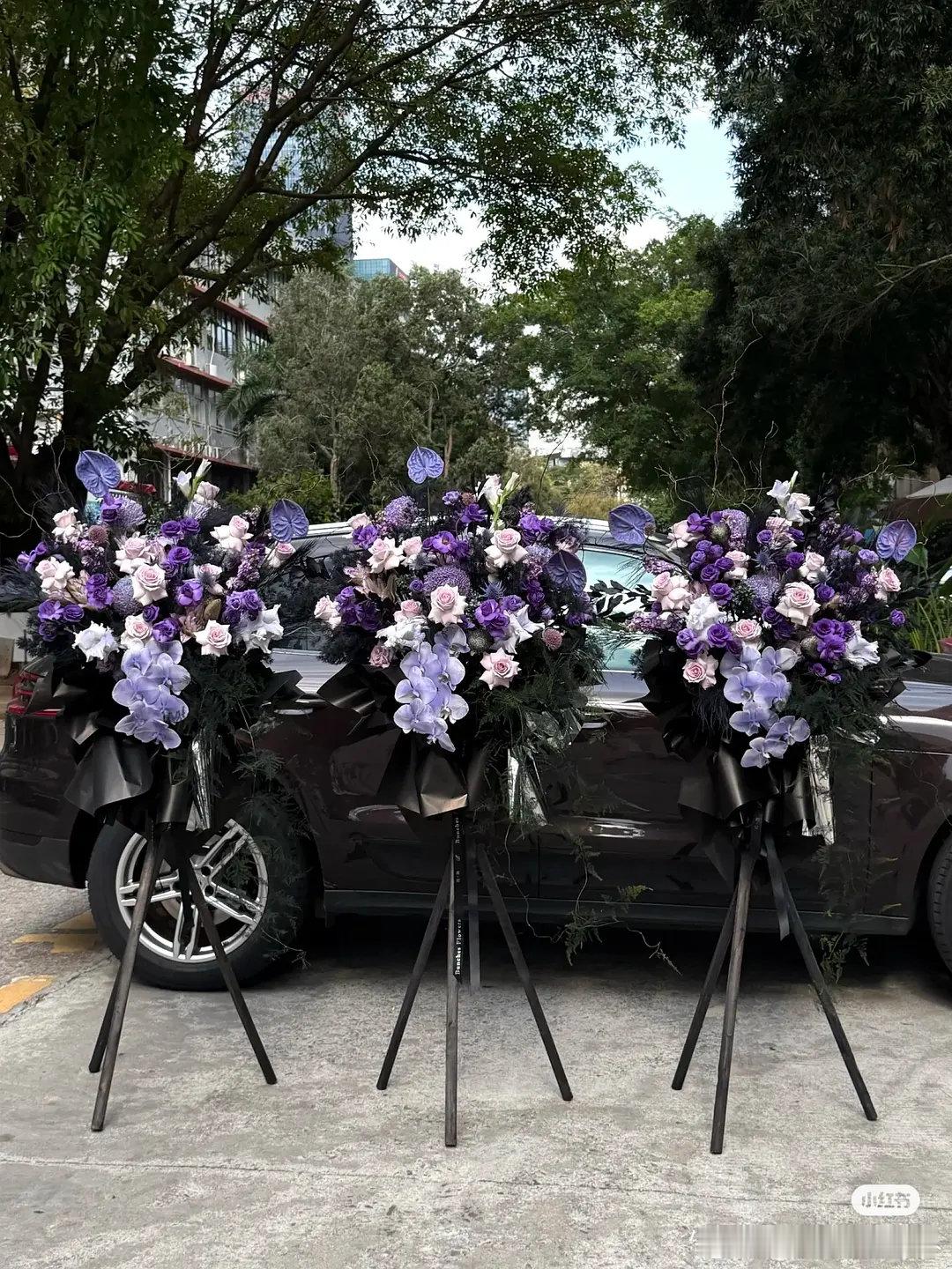 吴彤给登陆少年演唱会送花篮 吴彤给登陆少年演唱会送花篮，期待的演唱会舞台，也期待