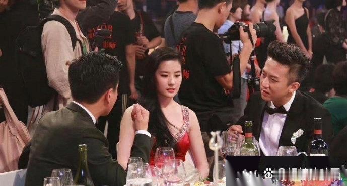 刘亦菲提议：“我暂时离开，你们俩继续聊吧！” ​​​