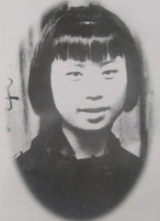 1941年，一美貌的女共产党员被俘，敌人不仅没有动刑，县长老婆还许诺："做他的小