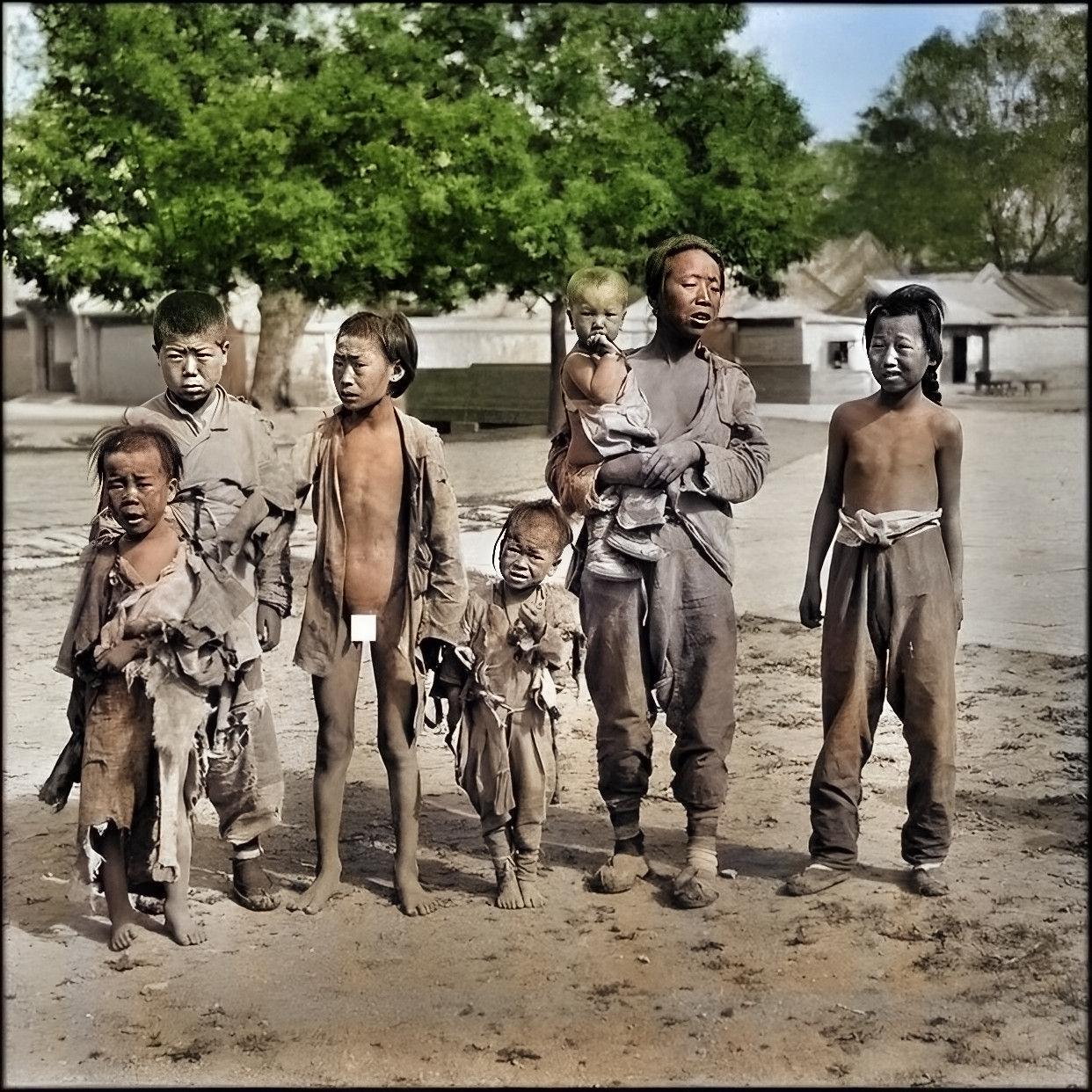 1917年，北京街头，一个外国人为这几个乞丐，拍下了这张合影。

他们都是穷苦人
