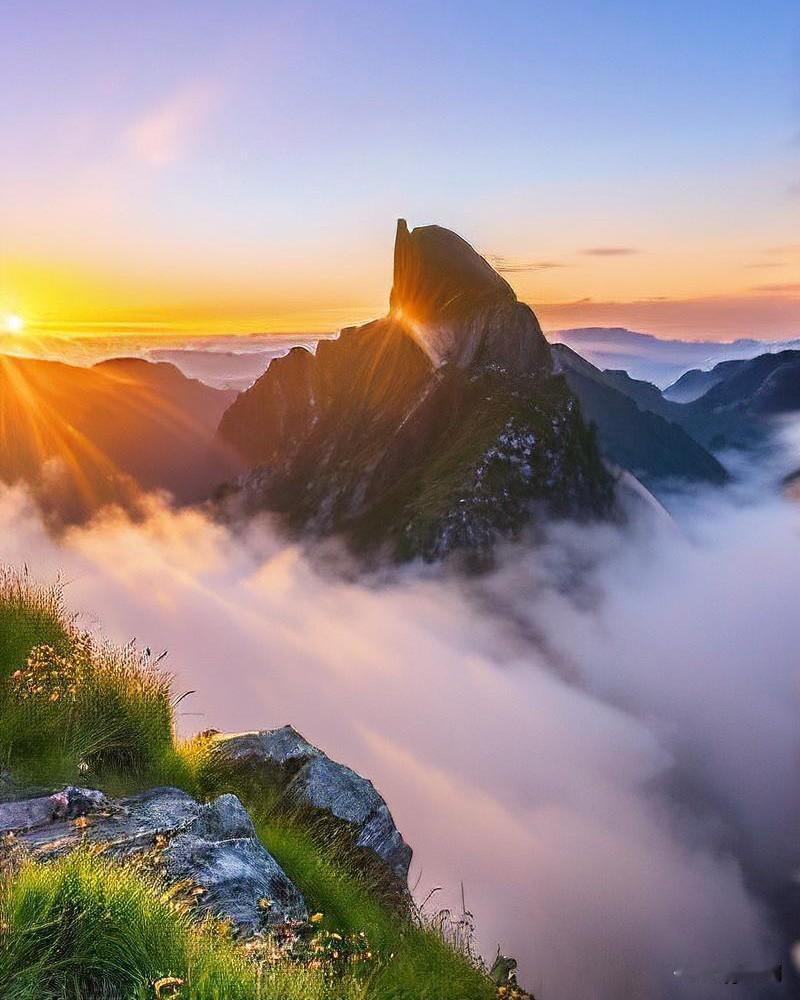 朋友聚会时，邻座的女孩小声说：“我这身衣服加起来不到一百块。”说完，她脸上掠过一