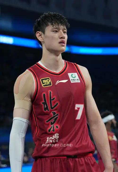 曾凡博：从旅美潜力新星到首钢中坚，历经伤病低谷，少年以坚守完成蜕变

被美国高中