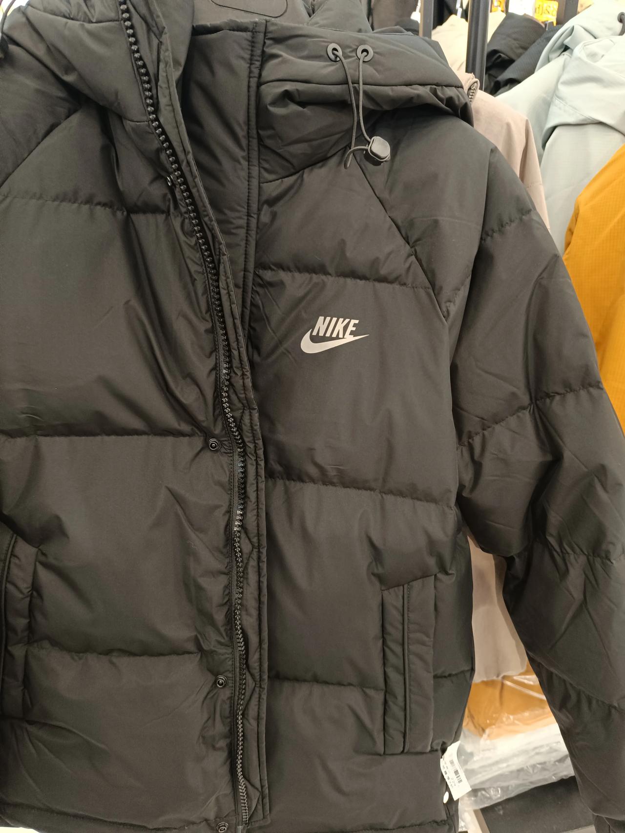 这样的棉服真的是随处可见啊，这难道不涉及到侵权吗？难道正品方就不追究吗？秋冬棉服