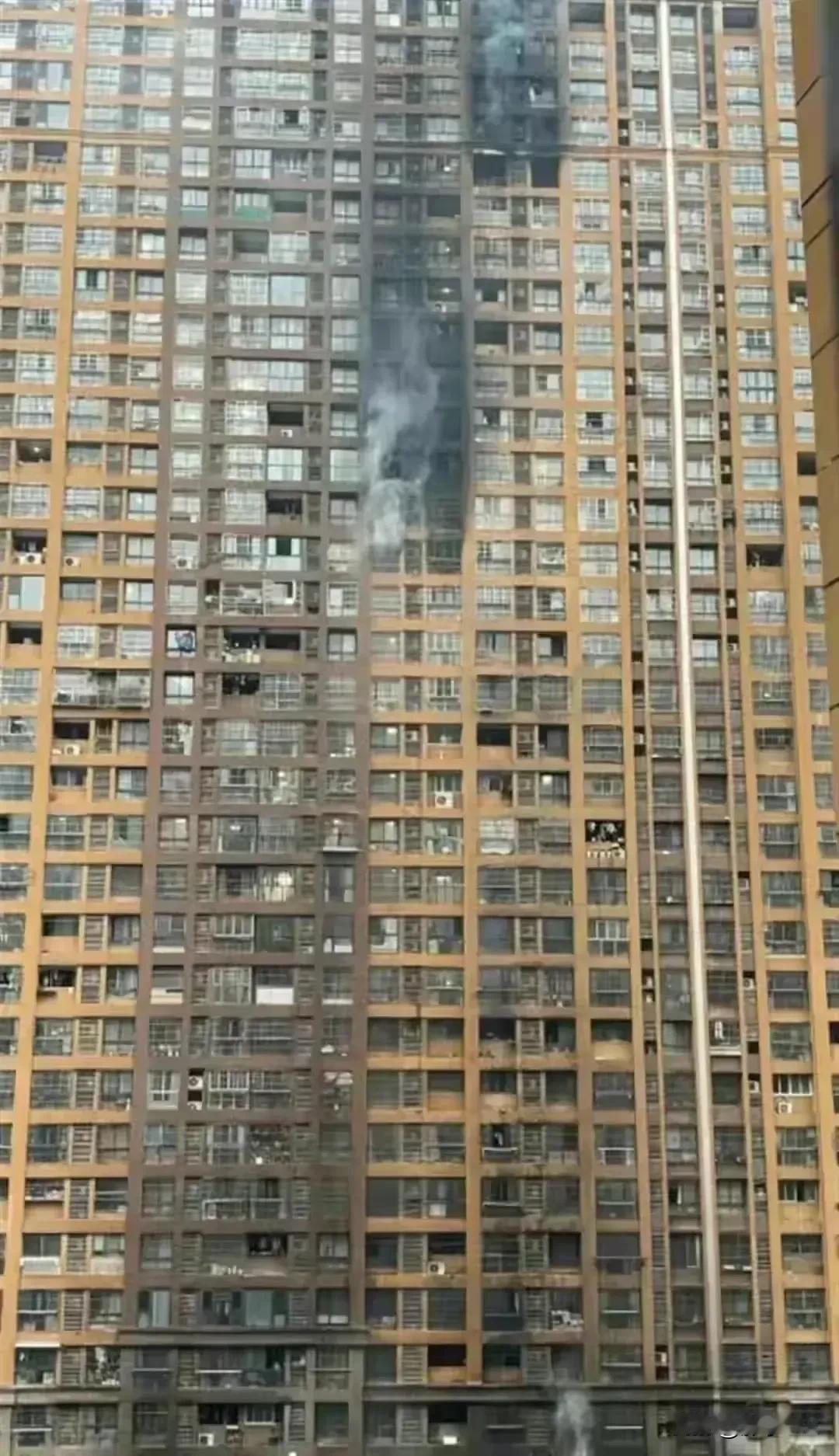 如何提高人们对安全的意识?多开展应急逃生演练，不要走形式，而是情景模拟，只有这样
