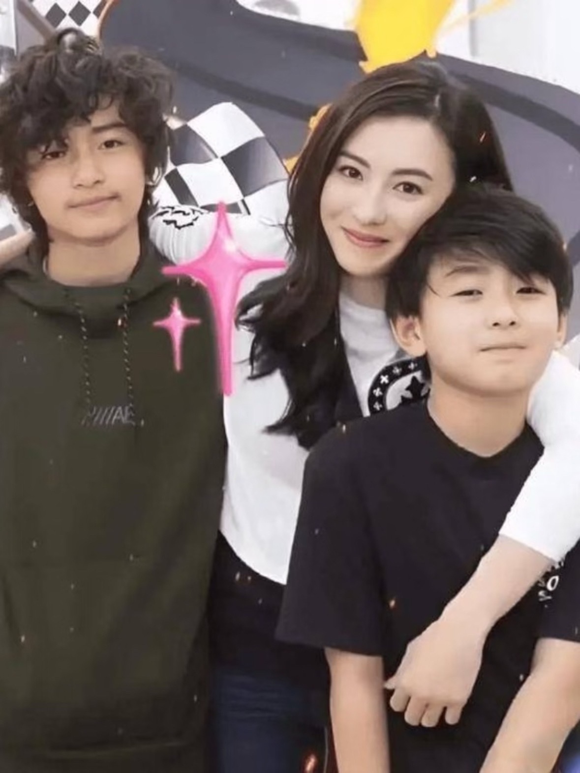 张柏芝真的把大儿子教得很好刚刷到张柏芝大儿子Lucas在机场的视频，主动从妈妈手