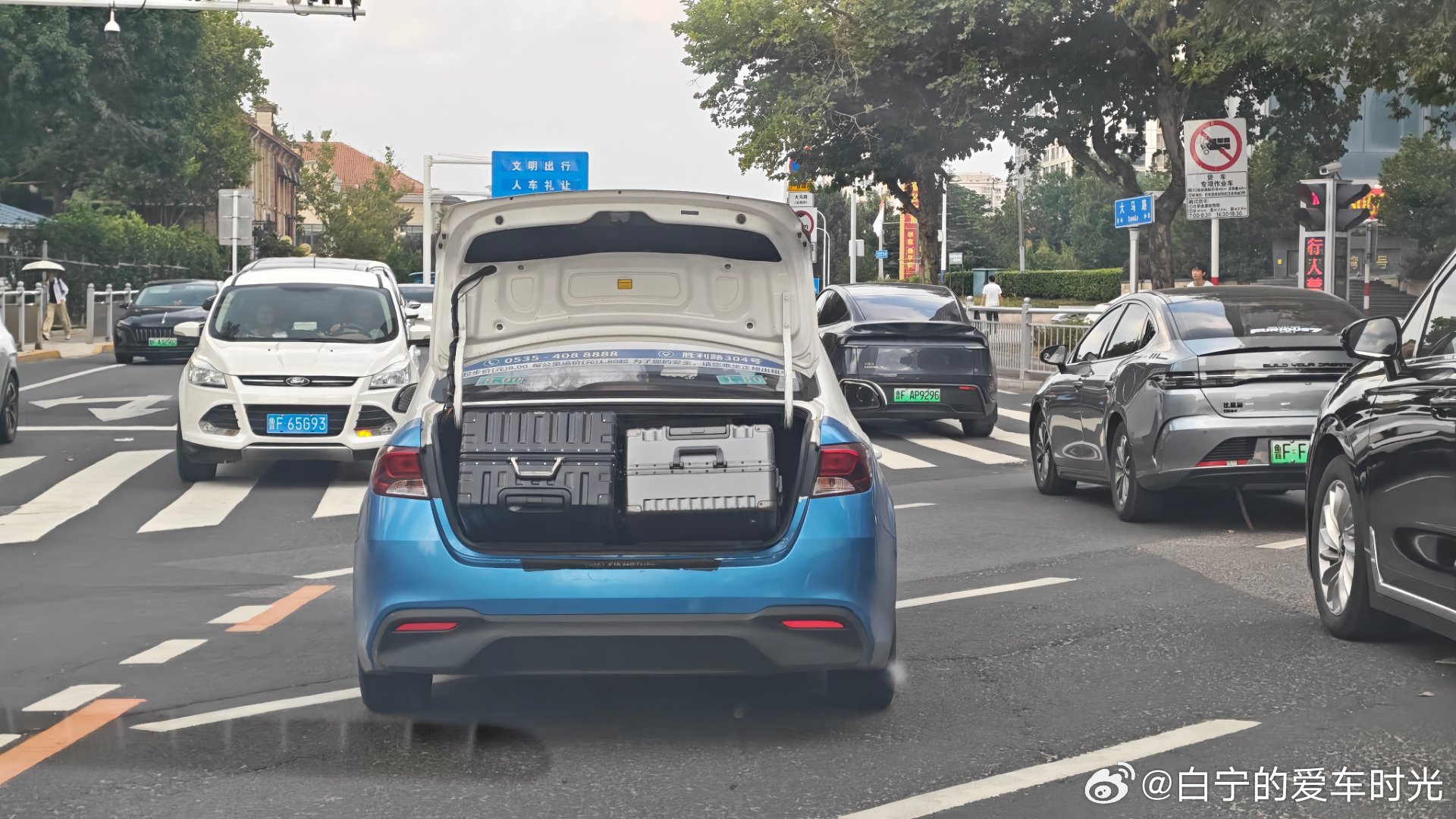 三厢车做出租车真的太不适合了。 