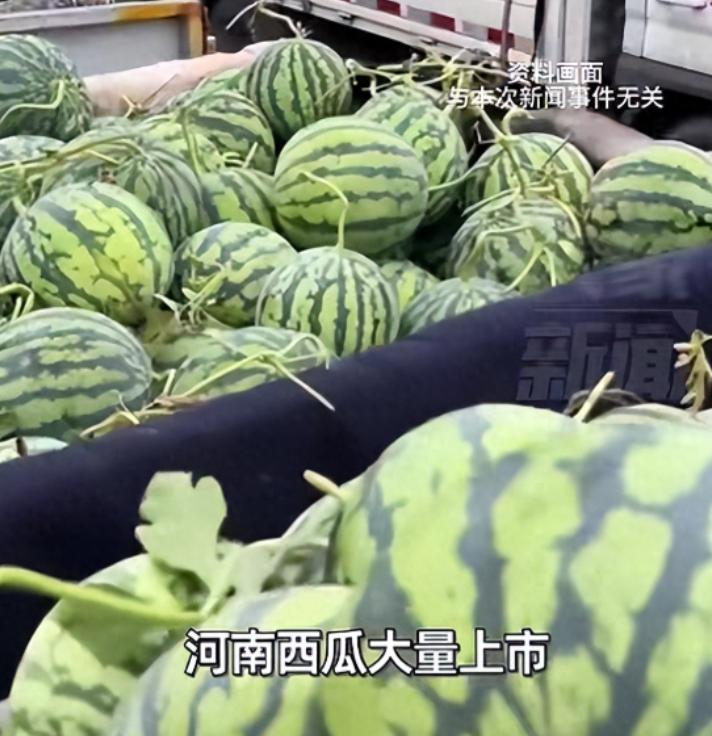 河南，一男子看到老家西瓜大丰收，拉了 18 吨到北京，想帮瓜农打开销路。定价 8
