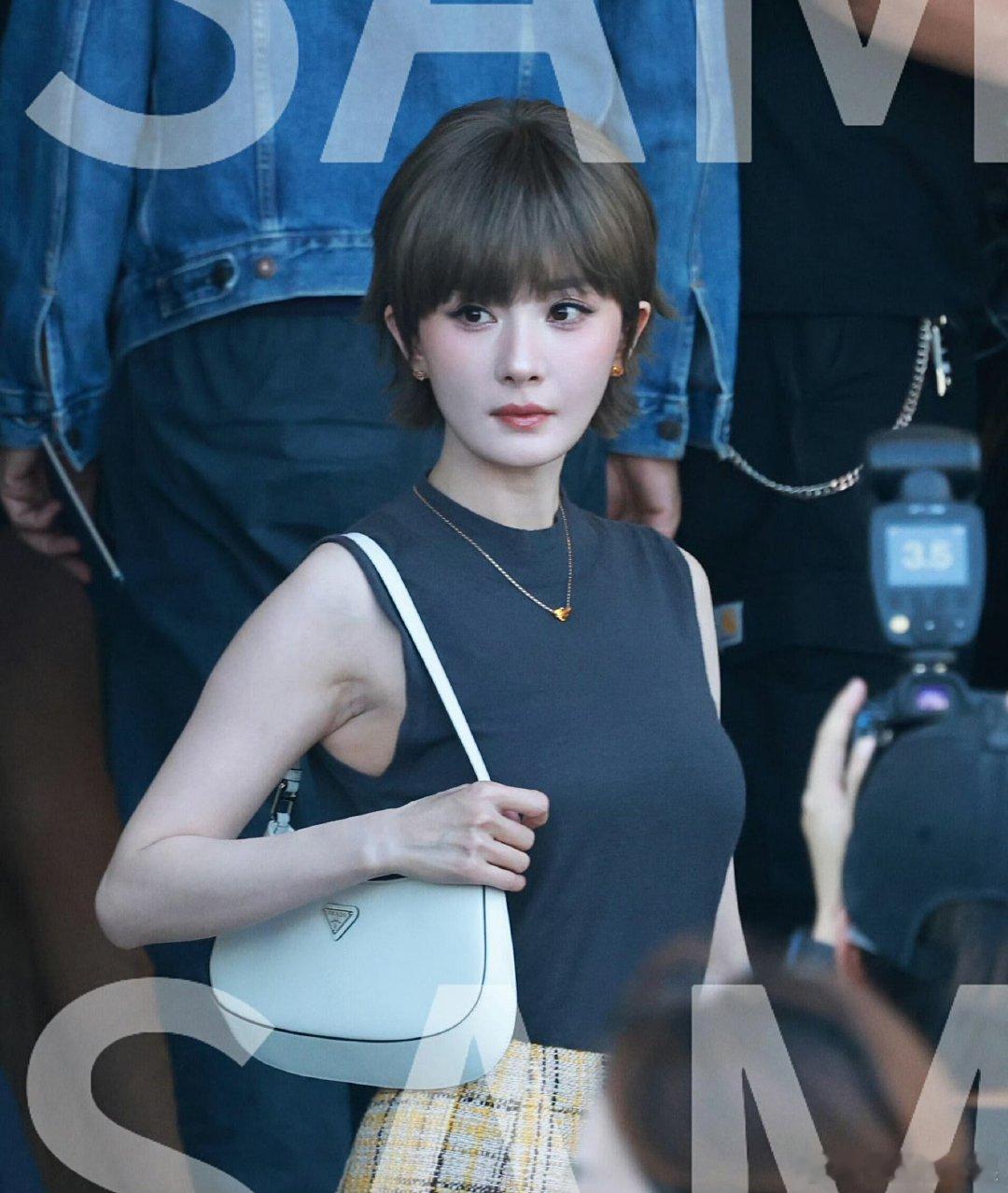 杨幂短发帅我一脸杨幂美得我神清气爽杨幂这短发造型真的太惊艳了！简直就像是从漫画里