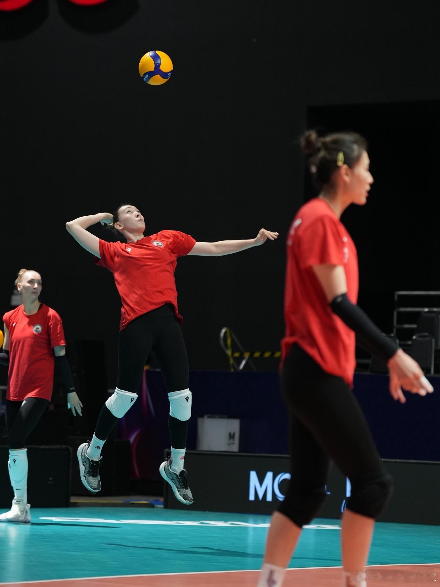 国际排坛动态 哈萨克斯坦联赛冠军塔尔迪库尔干杰特苏在曼谷进行了适应场地的训练，明