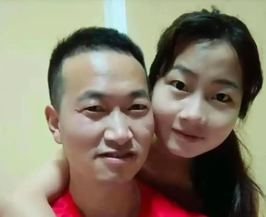一名中年中国男子在国外打工多年后，竟被一位年轻的老挝姑娘主动提出要结婚。

林建