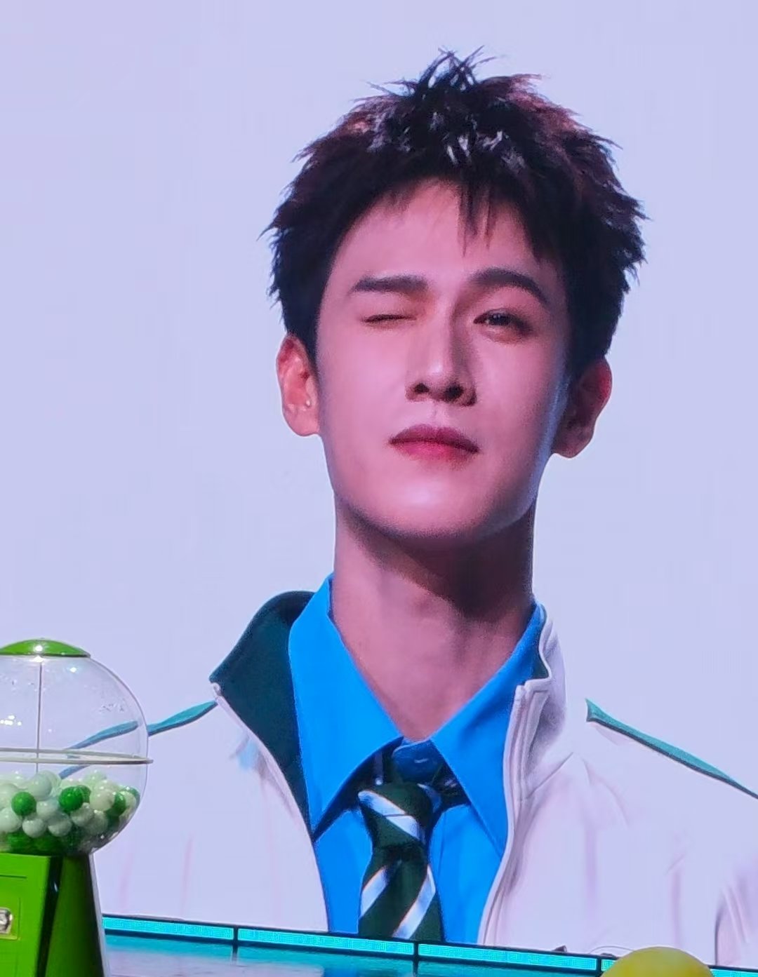 李昀锐29岁生日直播李昀锐生日突袭直播李昀锐生日突袭直播，好帅 ​​​
