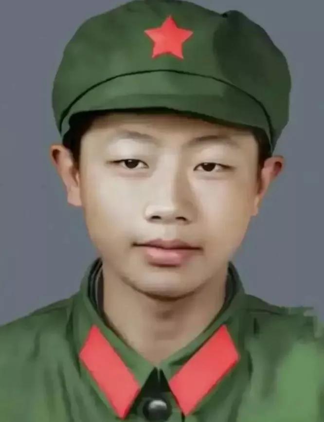 照片中这位脸庞还略显稚嫩的小战士名叫周世军，他已经离开我们将近四十年了。​
周世