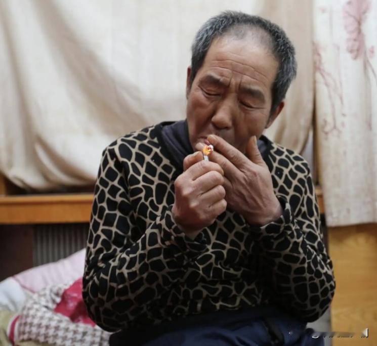 今天被儿子惊到了，他才是人间清醒，儿子说：爸，你今年60岁，辛苦了一辈子，节俭了