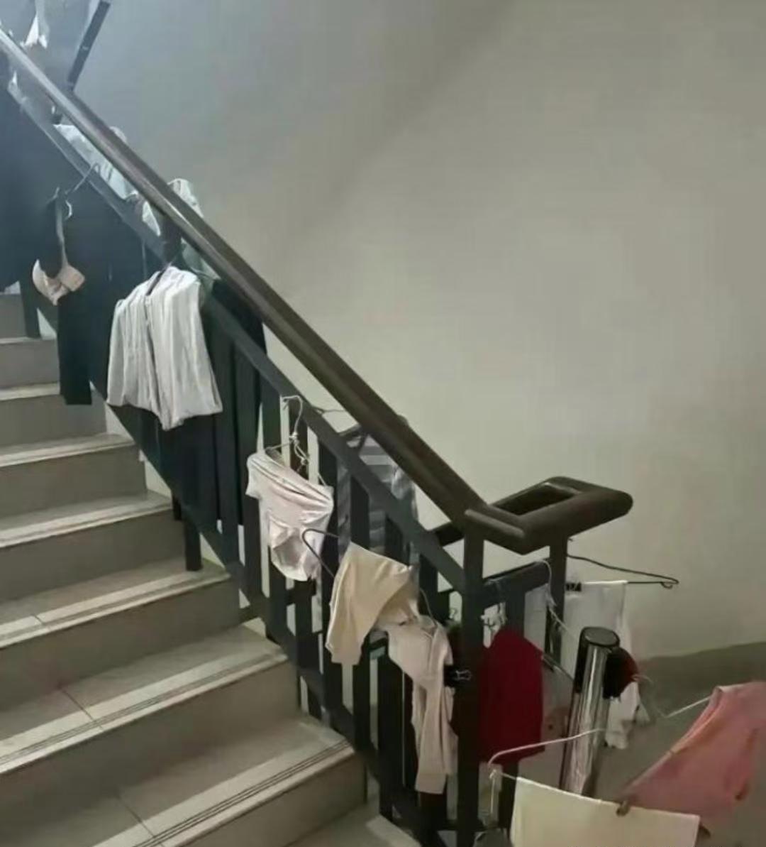 女人啊，感觉真的闲不住！每天都洗澡，每天都换衣服，她都不看天气，现在好了，楼梯上