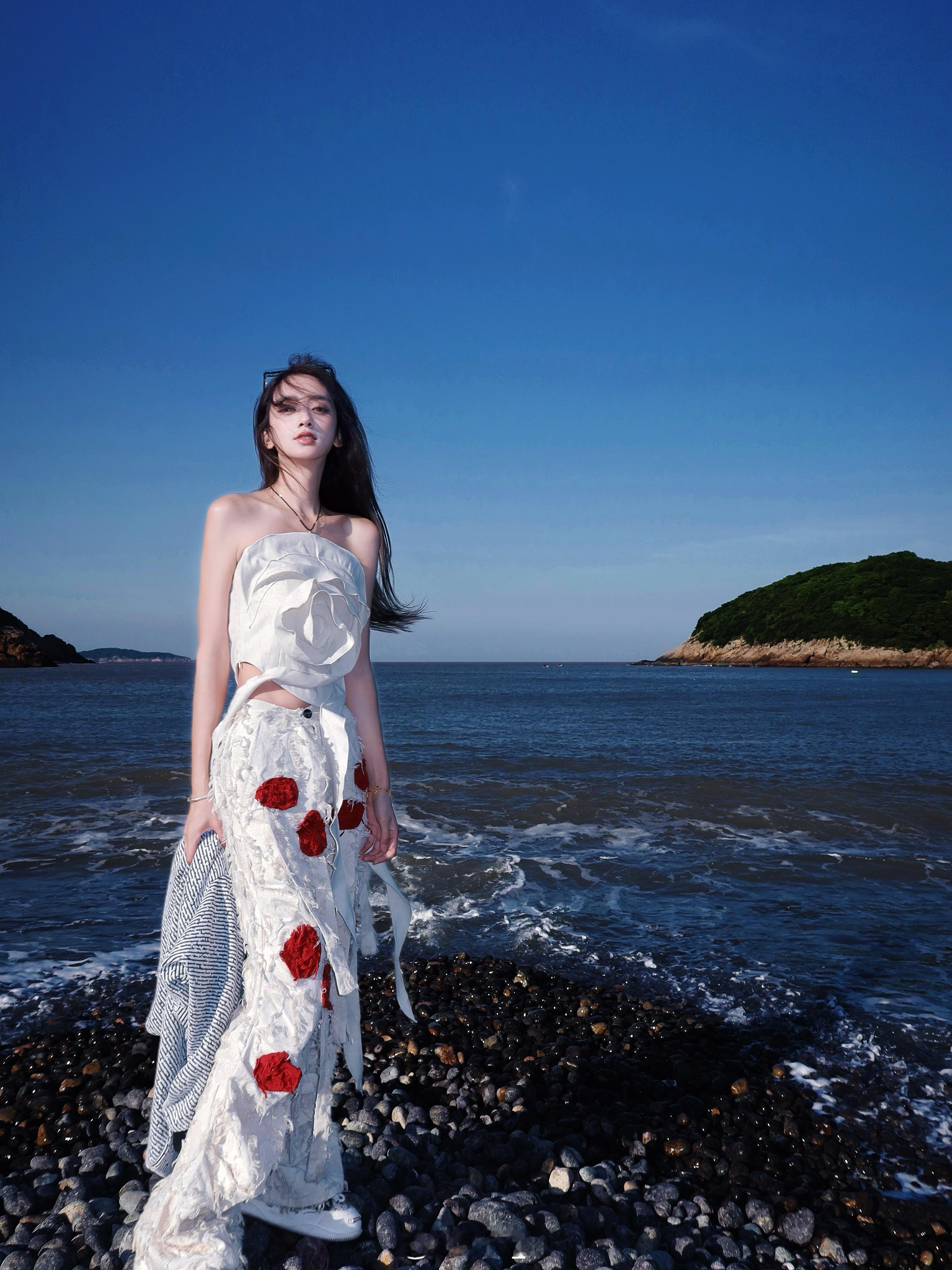小时候只喜欢冬天因为会下雪后来喜欢夏天 可以穿喜欢的衣服现在喜欢四季冬天有雪 春