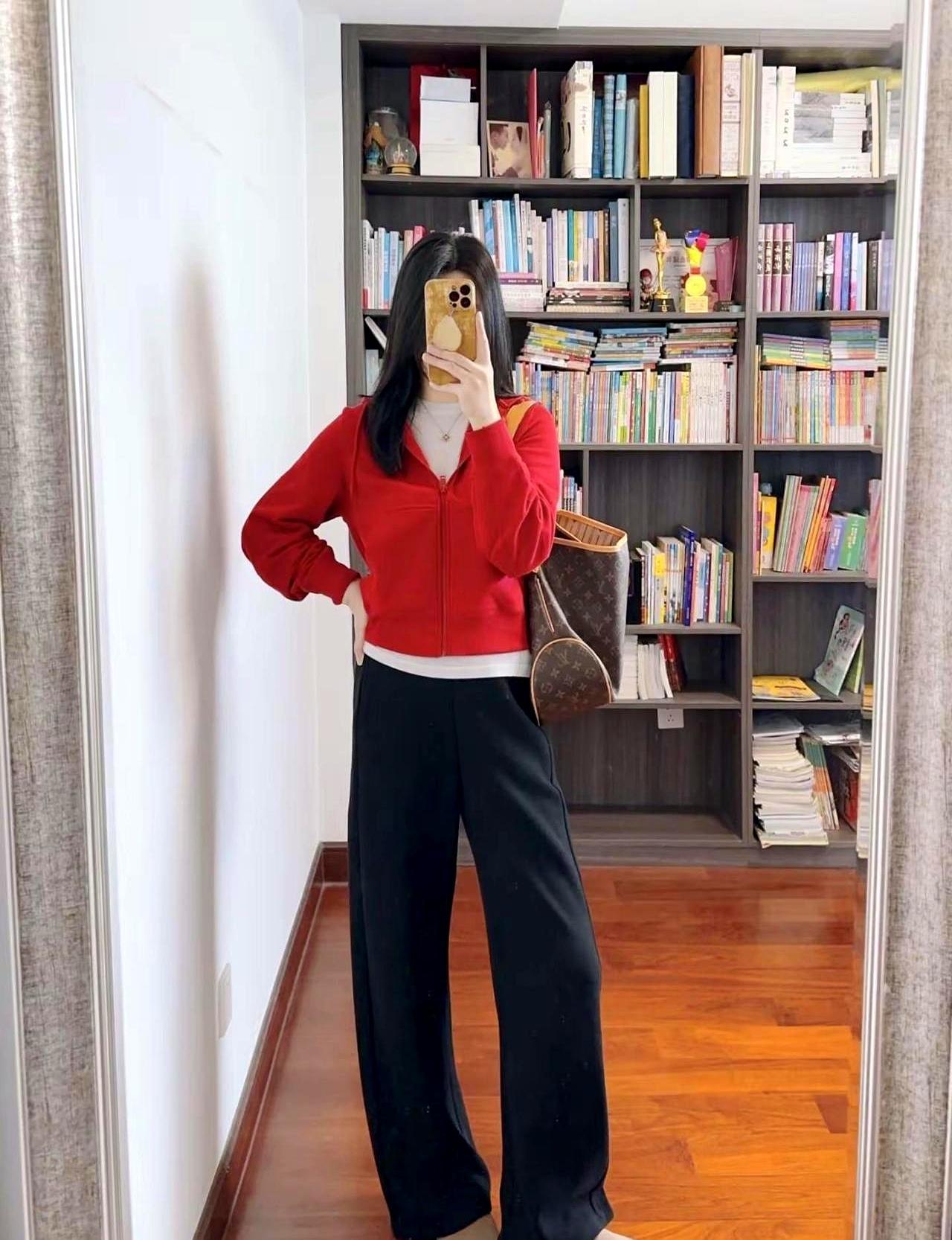 优衣库这件“空气马甲”，真的要把羽绒服逼上绝路了。
 
你是不是也一样？天一冷，