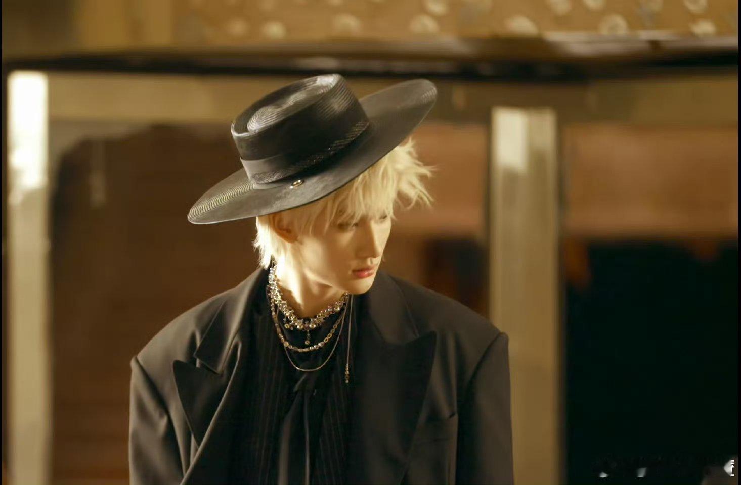 余宇涵唱歌镜头切刘耀文易烊千玺 少年向阳而生，余宇涵用歌声证明实力，演唱流畅，台