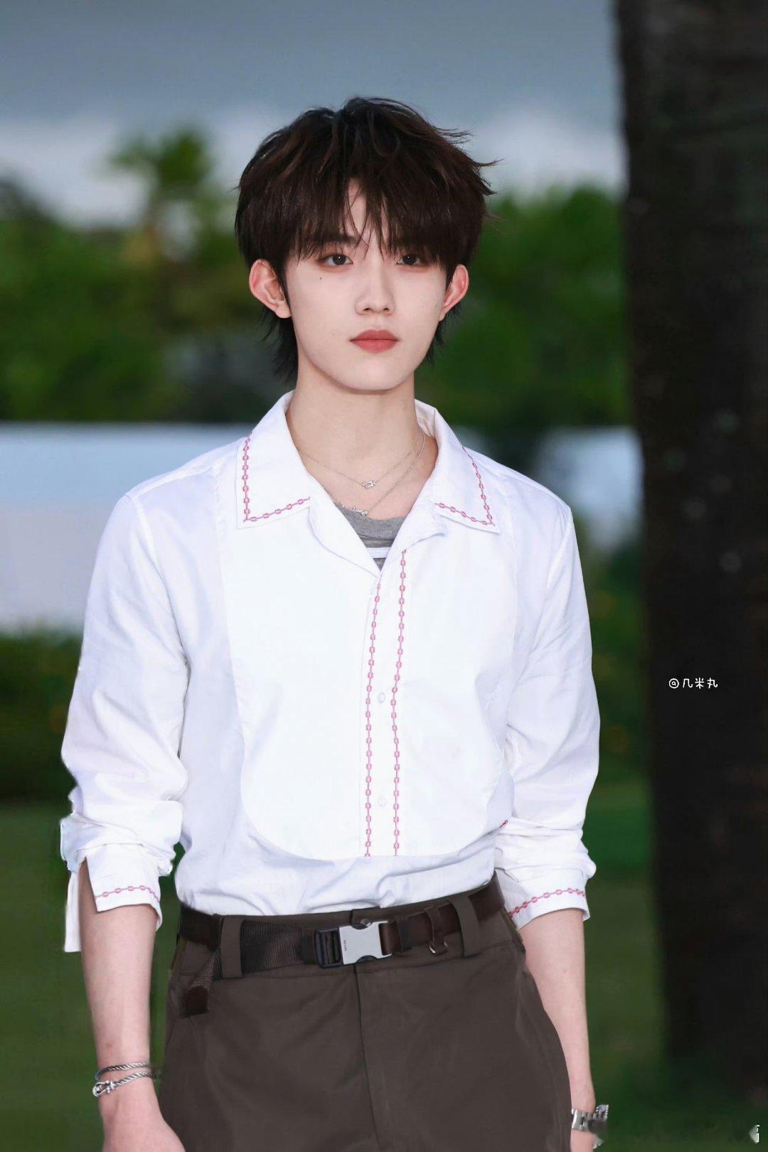 苏新皓露齿笑好明媚光打在苏新皓身上有种阳光大男孩的感觉嘞，谁懂这个白衬衫的魅力！