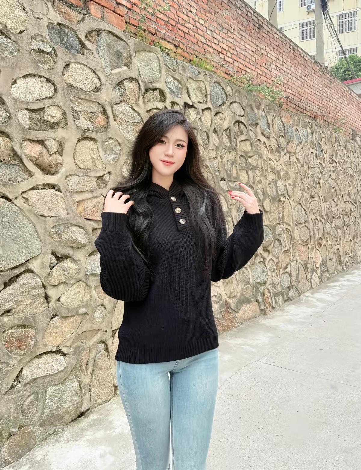 怪不得那么多人喜欢牛仔裤穿搭，这也太显身材了。
尤其是这种微胖，丰满型的女人，简