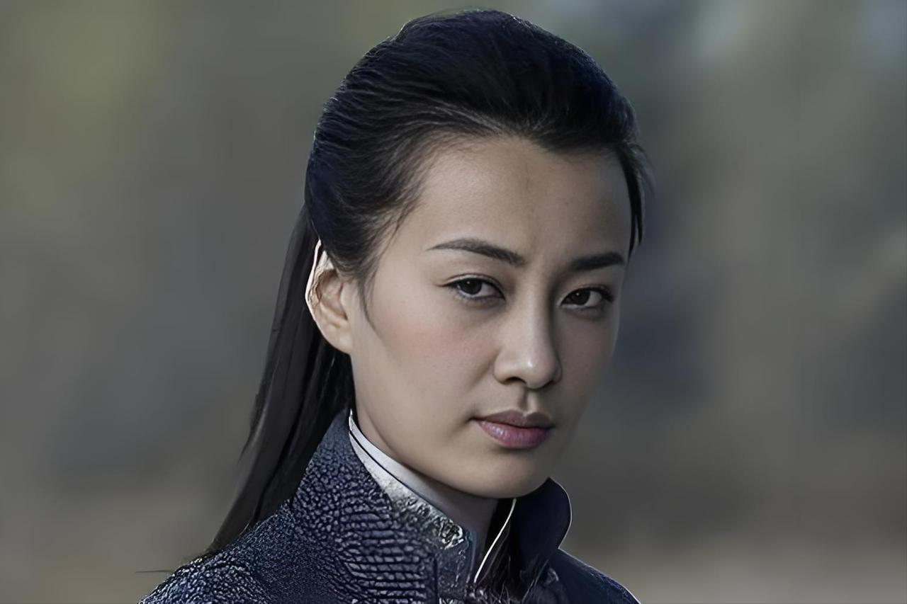 1943年，湘西女土匪吕芪见很多男人垂涎自己的美貌，便当众放出一句狠话："谁杀一