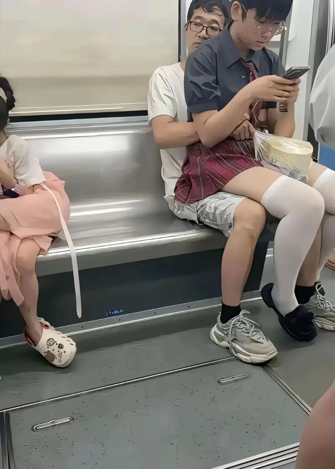 这也太恶心了吧？公共场合应该注意形象哦！