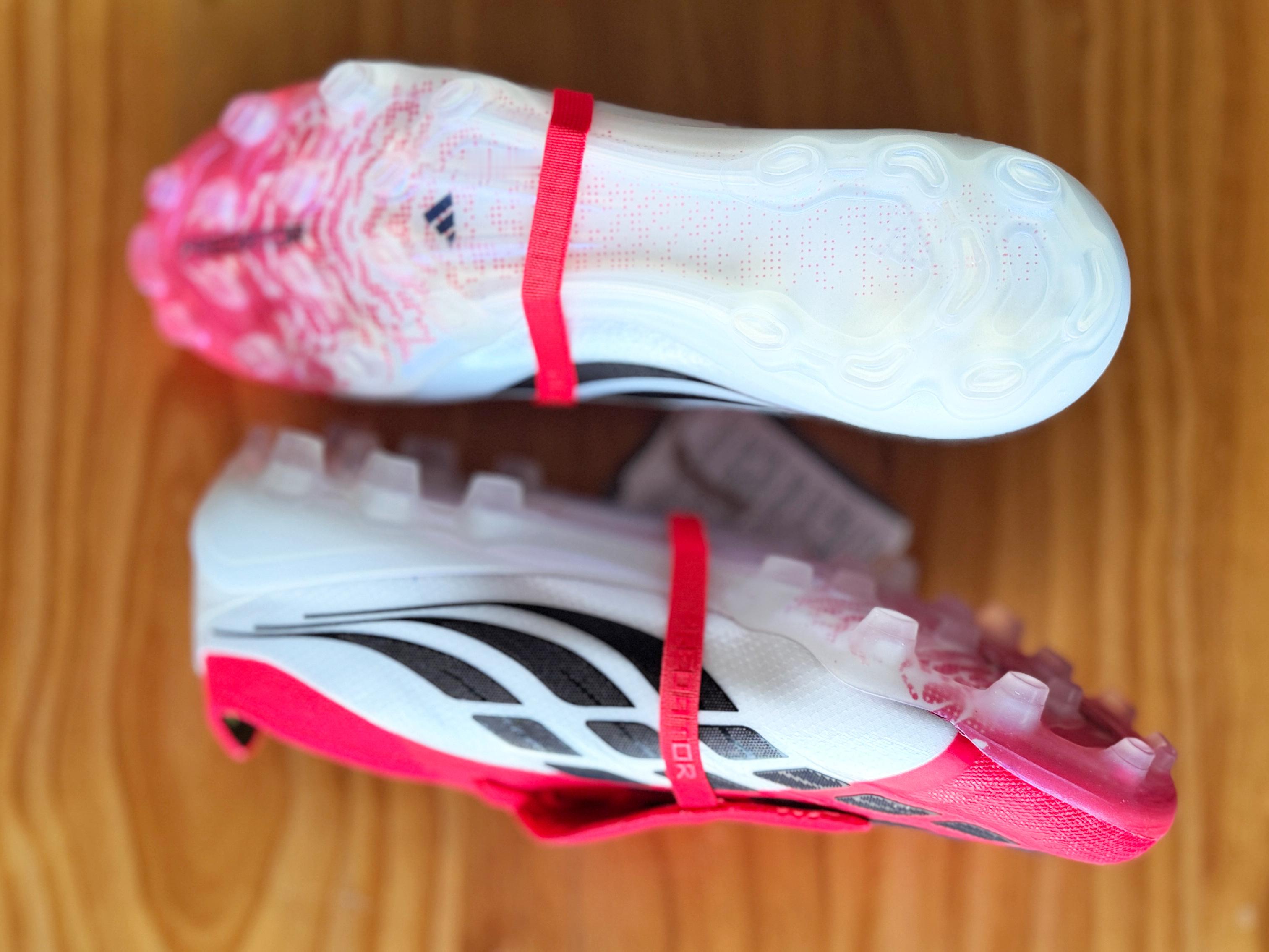 寄来了adidas最新款猎鹰AG，翻鞋舌设计就像汽车的跳灯，经典永不过时。我都好