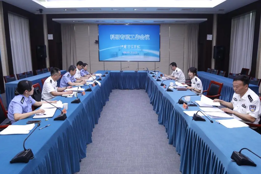 江苏警官学院^O^秦淮烟月漫层楼，警院庭深，独藏一抹清光。 流年淬炼风...