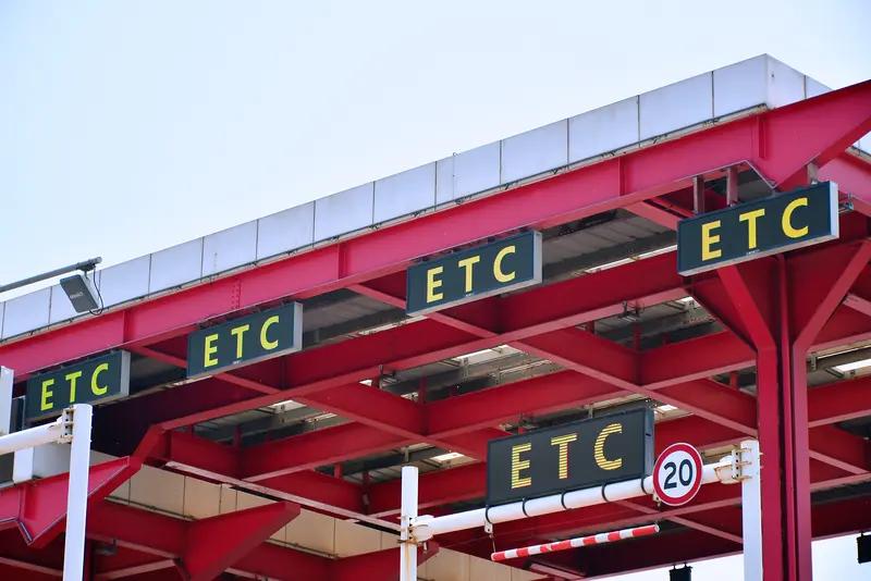 3月13日，湖南岳阳冷水铺收费站，一ETC车辆走人工车道时，误以为自动抬杆，谁知