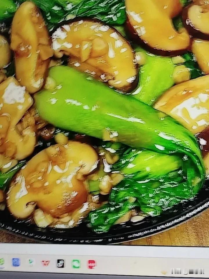 香菇芹菜这对组合，简直是餐桌上的宝藏CP！
从营养角度看，它们堪称绝配。芹菜富含