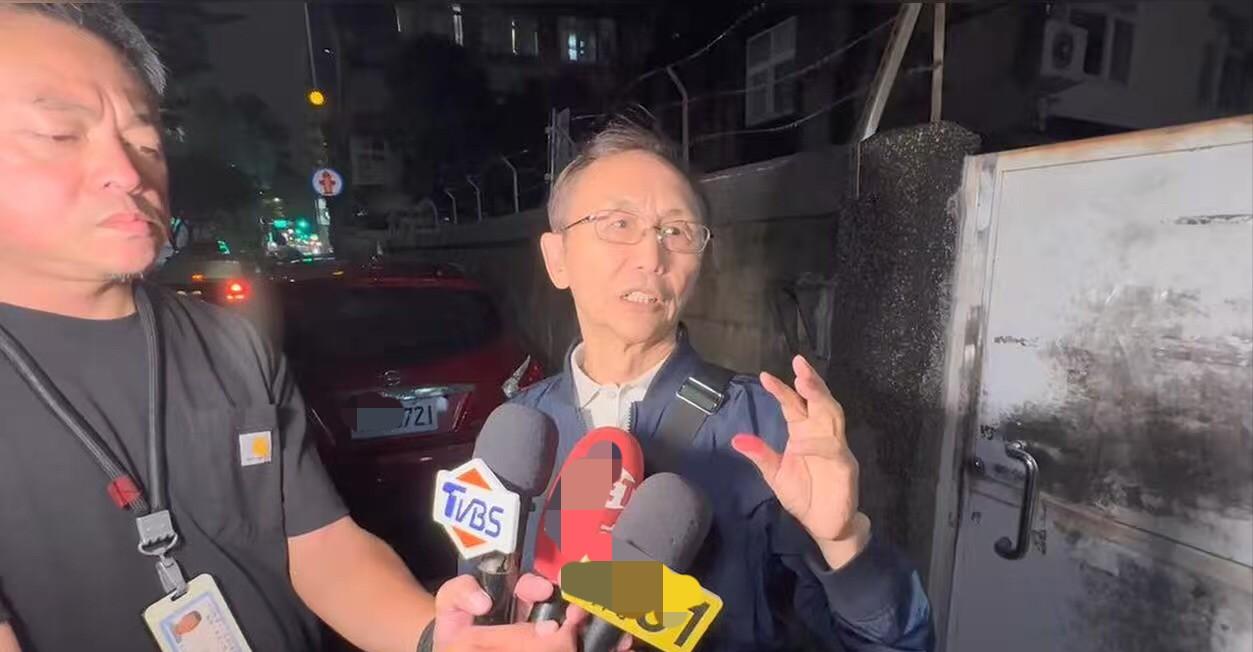 吴子嘉昨晚被放出来，本人回应与郑朝方案件无关。
检方最终认定吴子嘉无需复讯可自行