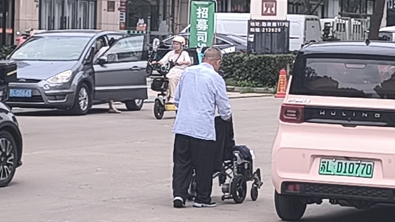 现在走路一摇一晃，借助电动轮椅“走路”的人越来越多了，昔日是“英雄”，当下是……