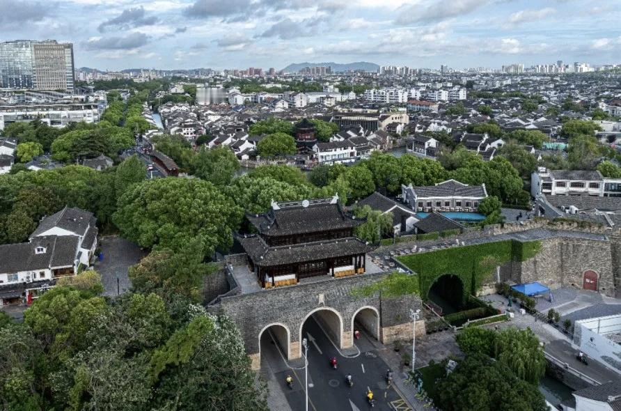 千年古镇，繁华与宁静并存，历史与现代交融。