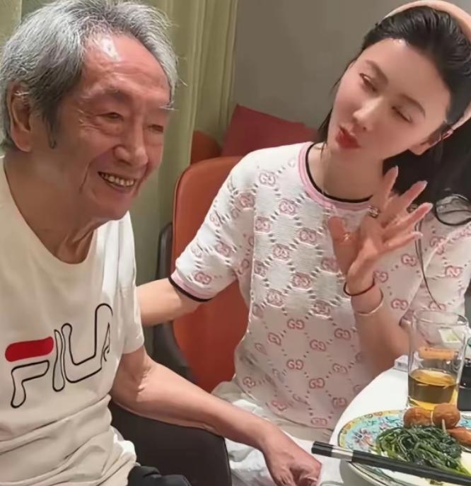 王奎荣的可怜相！一个白发苍苍的80岁老人与年龄相差38岁的妻子在一起12年，这本