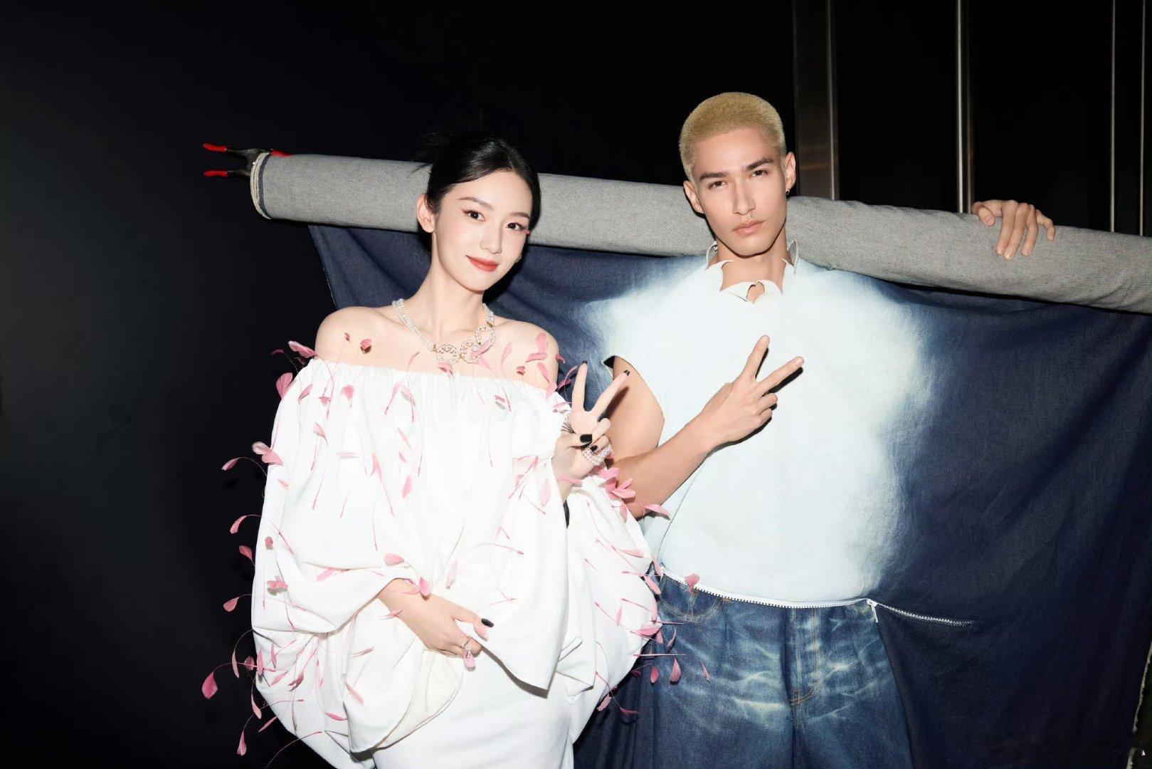 #米卡晒VOGUE现场明星合照# 米卡真是平等的对每一个合照的艺人啊，文案都是一