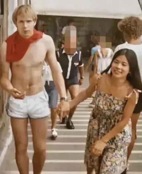 1979年，20岁的翁美玲和荷兰男友Rob逛街时被拍下了一张照片，照片中的她笑得