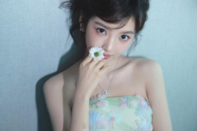 浅绿纱裙温婉俏皮、手持花朵似仙子——章若楠。每日明星美图分享 另外翘楚男演员 分