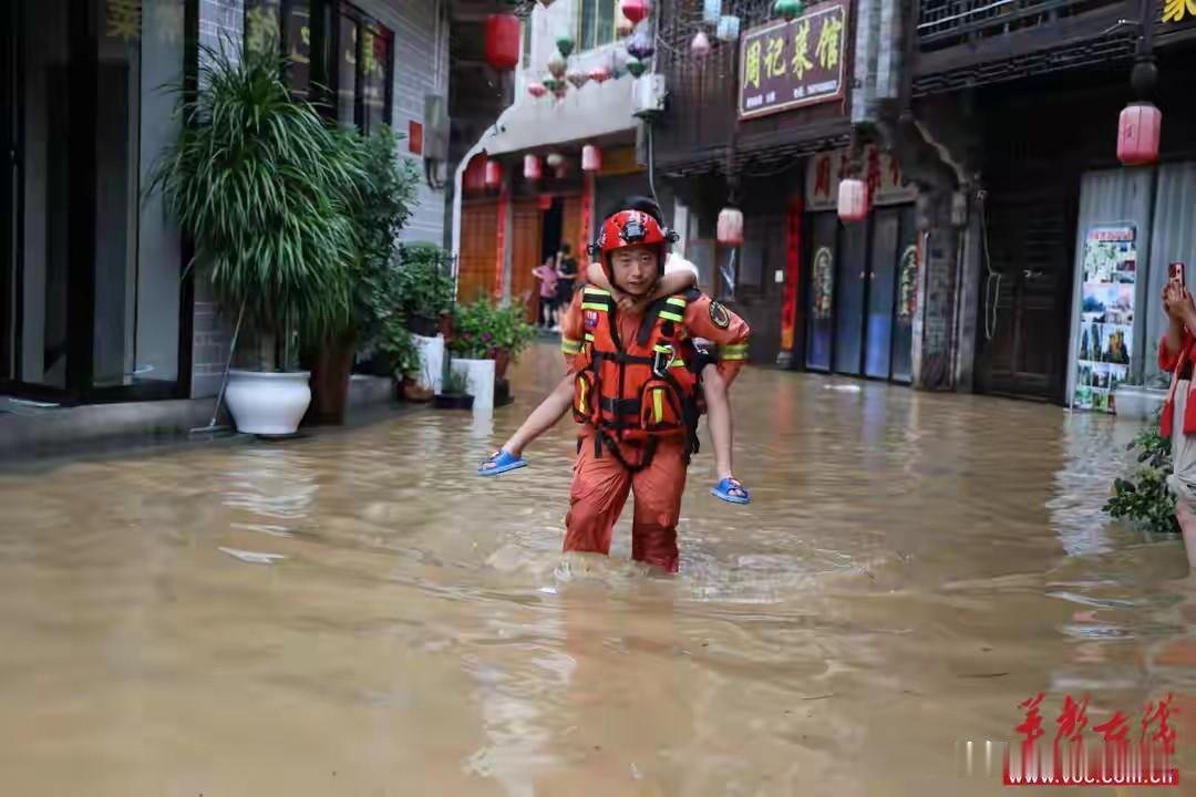 暴雨围城！湘西洪水围困，橙色身影逆流而上，这幕看哭无数人
 
5月16日起湖南湘