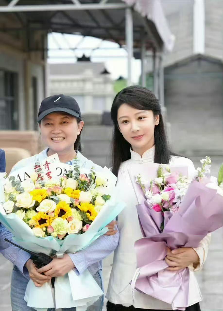杨紫玉兰花开君再来捧花杀青照杨紫董竹君杀青照杨紫玉兰花开君再来捧花杀青照有，期待