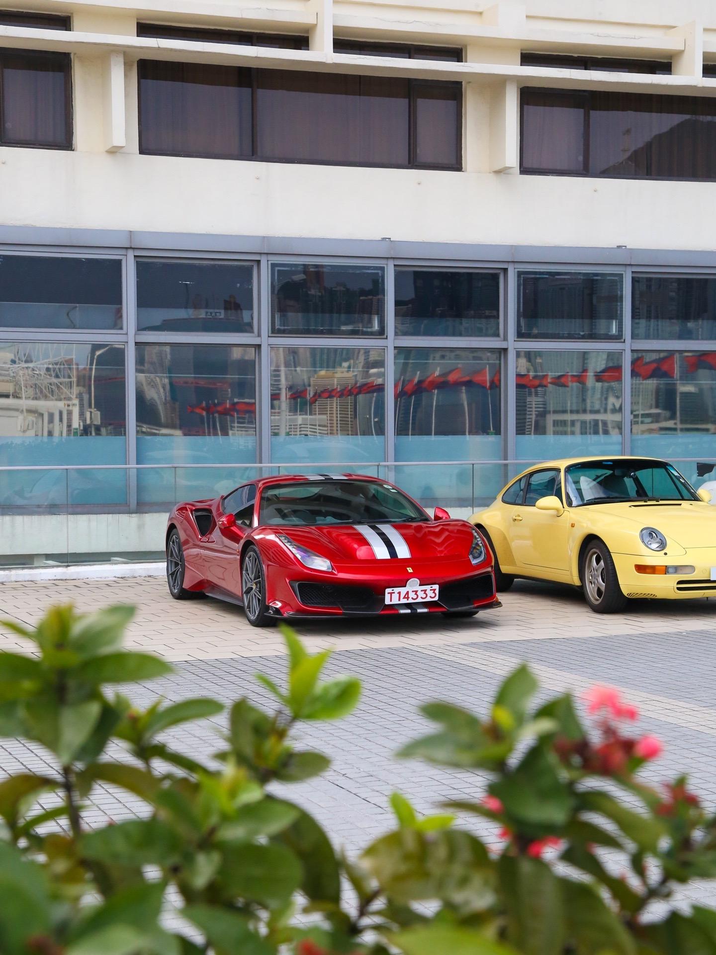 Ferrari 488 Pista 原车本来是灰色搭配银色拉花 枪灰轮蓝卡钳满碳配置，车主后期贴了金属红的膜搭配银黑拉花 ferrari