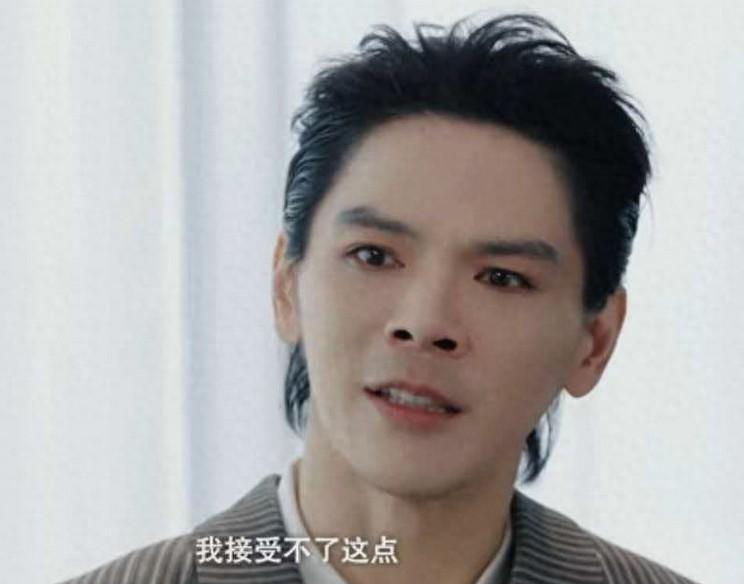 向佐采访当场哽咽！父母偏心自己，弟弟有家不能回！
 
父母偏心也是无奈的选择，生