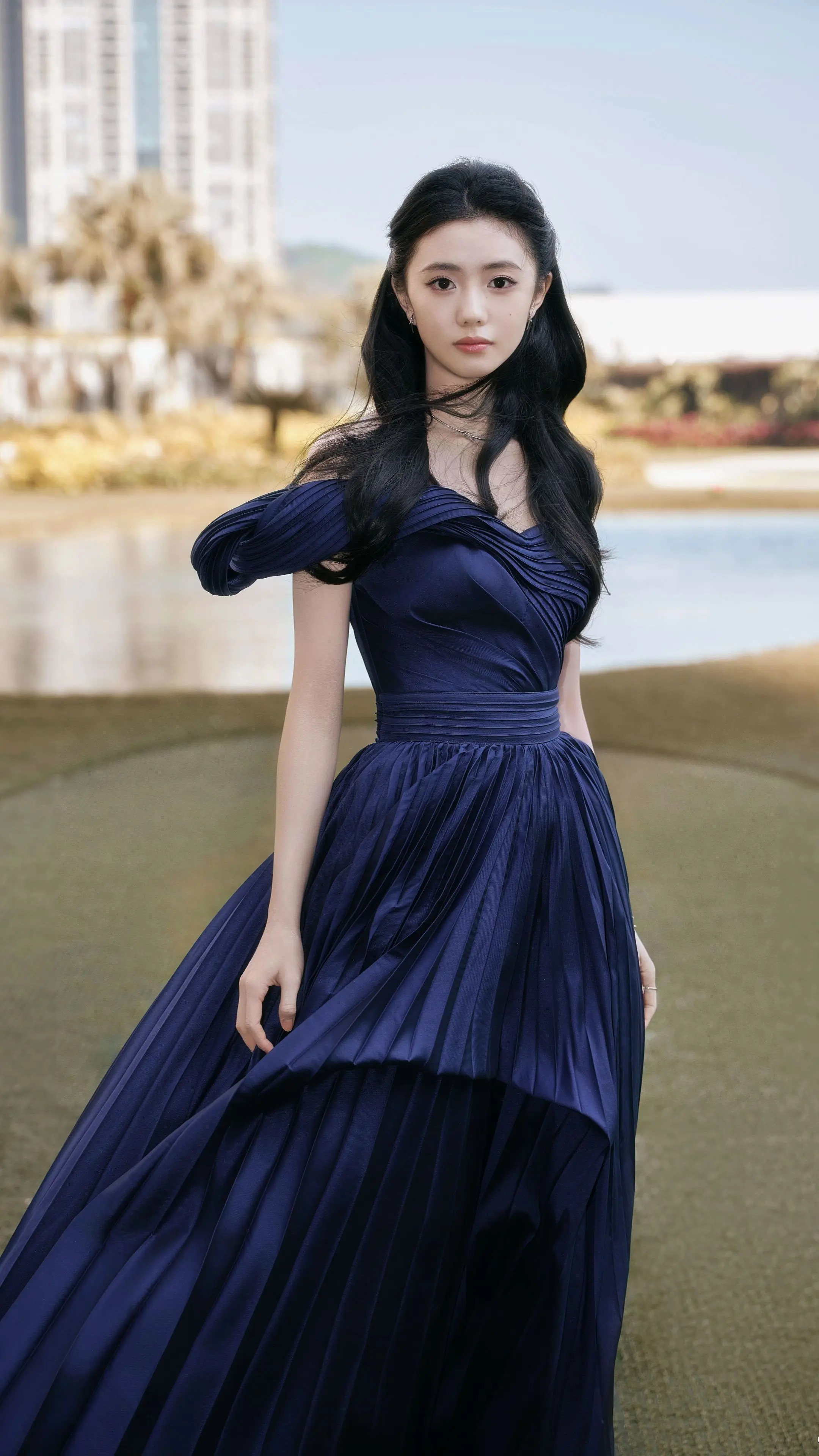 目光抬起，望向镜头。那一刻，眼里是独属于她的笃定