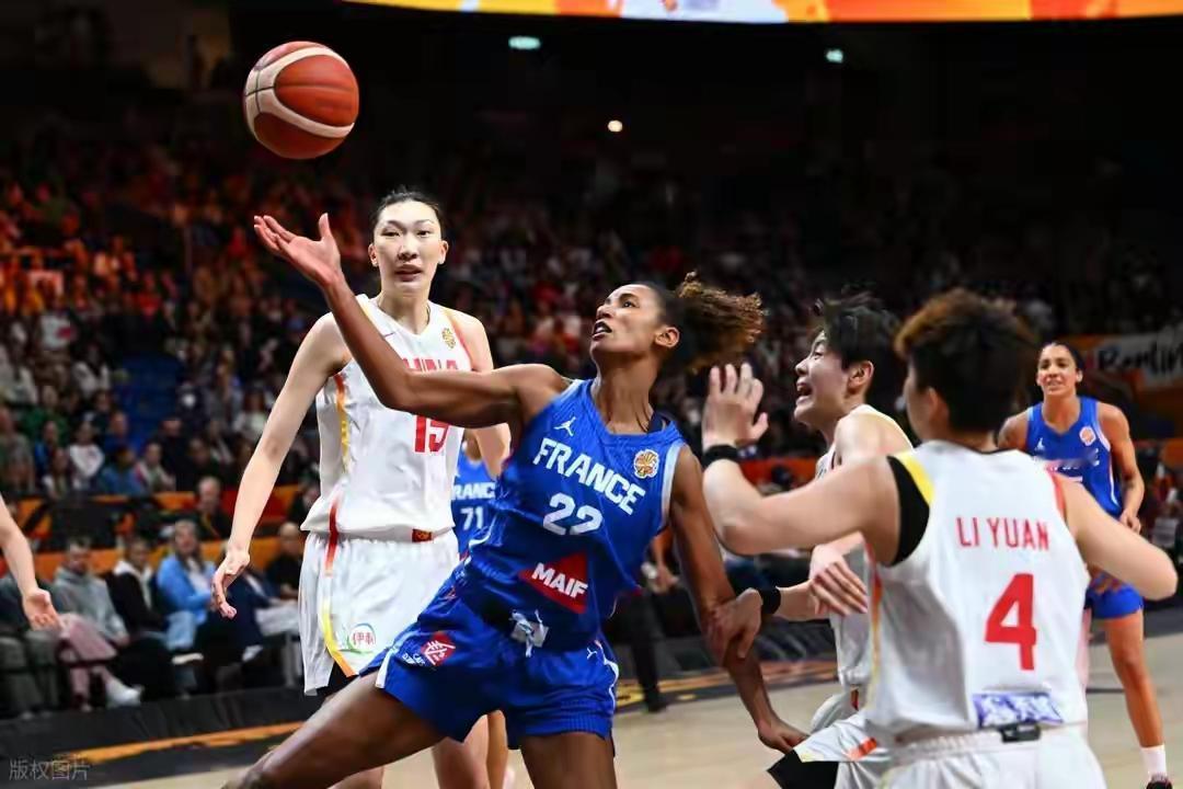 五零之光！中国女篮61：90惨败法国止步八强，锋卫五人得分挂零。

1，王思雨，
