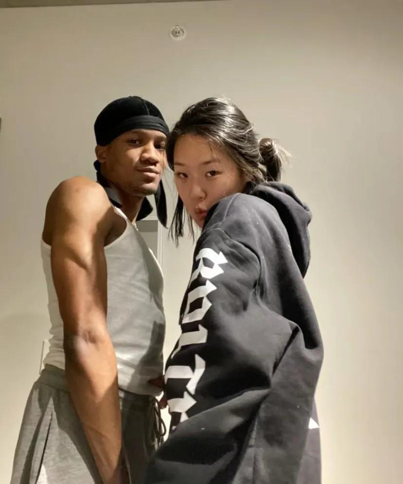 网上比较知名的美女和她的黑人男友
白富美留学生在留学期间找的黑人男友
后来分手了