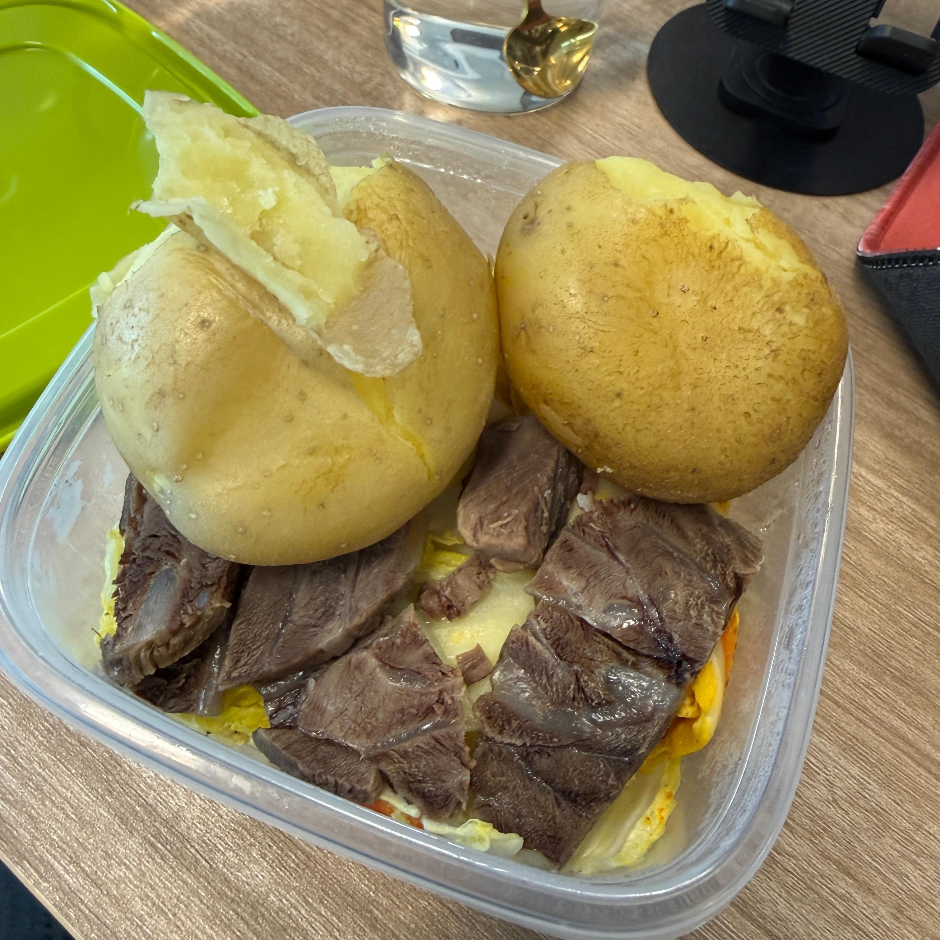 吃完很饱，但心情没那么美妙【土豆+俩蛋+蟹柳+牛肉+娃娃菜，不到500卡】 ​​