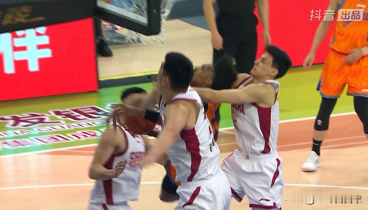 上海久事外援古德温真是怒火冲天！在今天进行的上海久事和山西汾酒的CBA俱乐部杯决