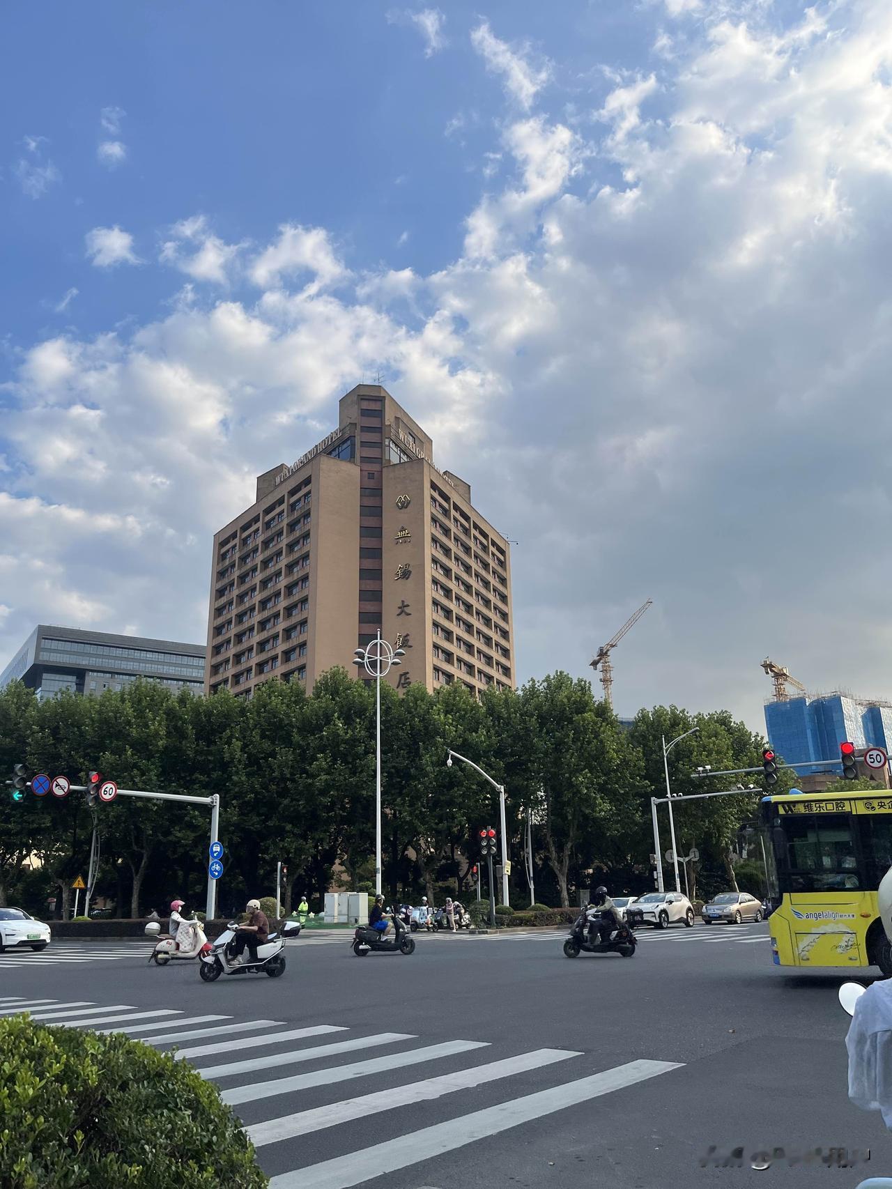 今天路过无锡大饭店，记得九几年的时我妈刚退休，跟着一帮老太太在无锡大饭店出蟹粉，