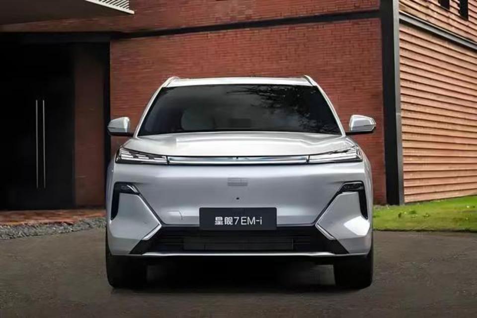 家庭实用新选择，吉利银河星舰7 EM-i产品定位分析
吉利银河星舰7 EM-i是