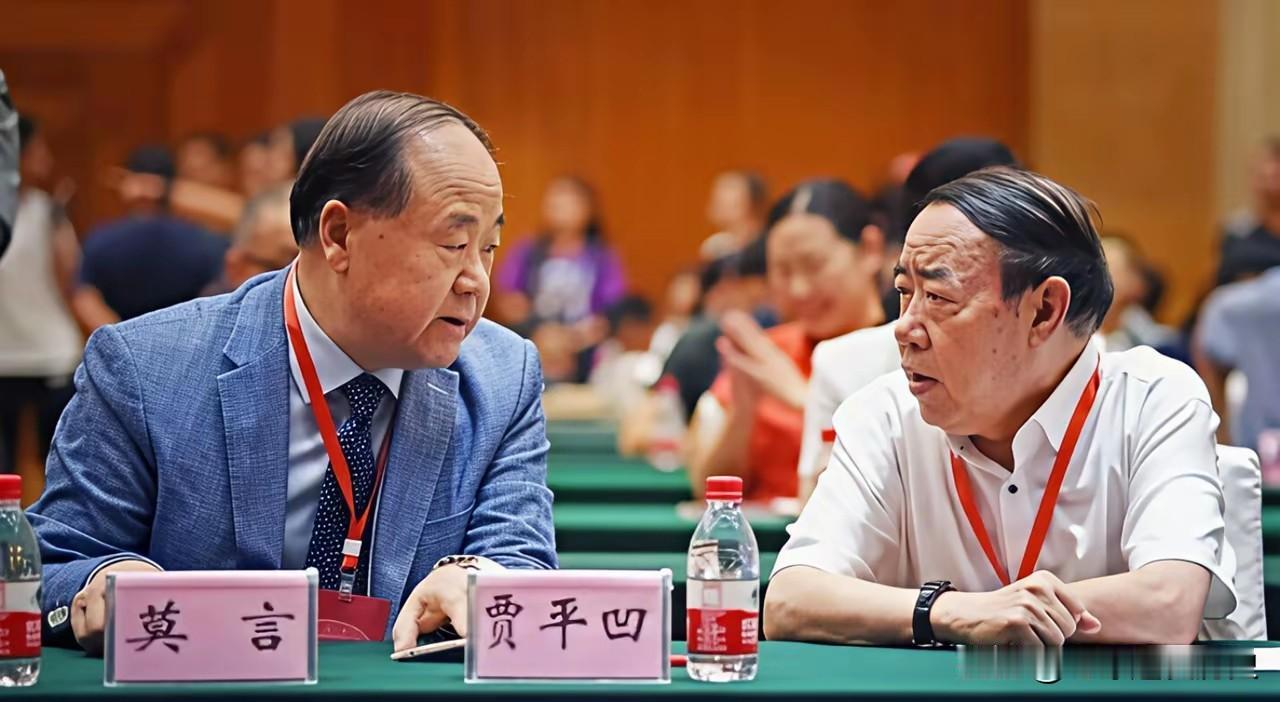 莫：凹哥，听说浅浅论文抄袭，还获奖了……
贾：滚，笑笑的不也是抄的么，咱俩谁也别