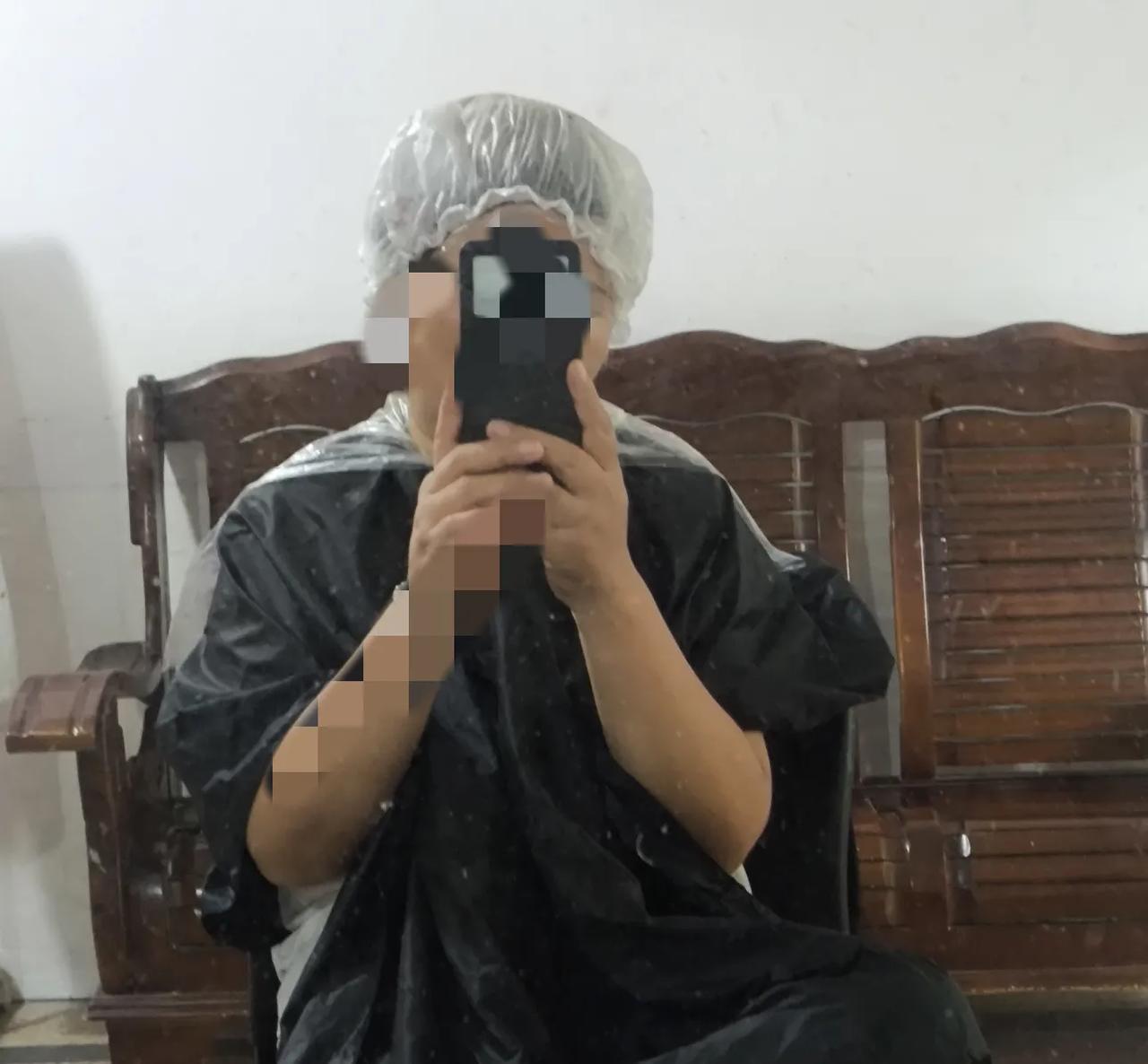 “咱妈在家染发的装备，简直专业到让托尼老师都沉默！”

头戴塑料浴帽，身披黑色“